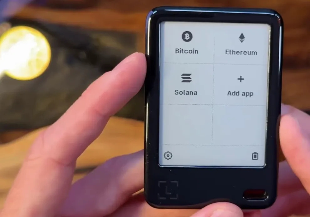 Auch Anfänger finden sich beim Ledger Nano Gen5 schnell zurecht. Wir haben die Hardware-Wallet umfassend getestet und geprüft. 