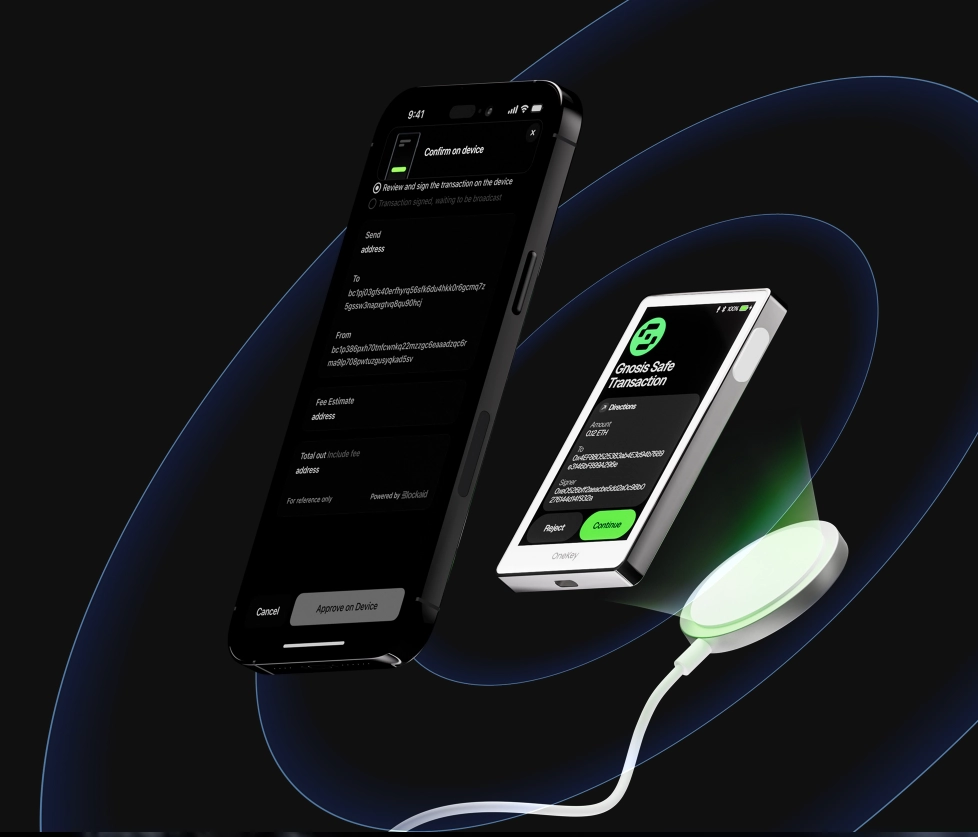 Die OneKey Pro Wallet lässt sich kabellos mit Qi2 aufladen. 