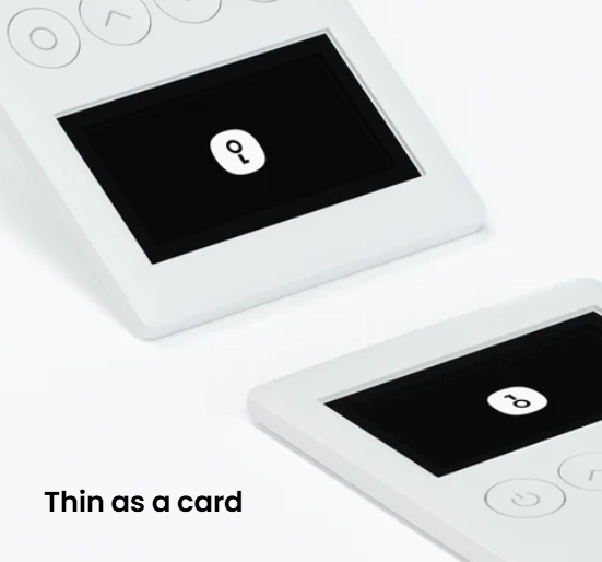 Das Design ist puristisch, und kommt in dieser Hinsicht nicht ganz an das Premium-Modell OneKey Pro heran. Nichtsdestotrotz handelt es sich um eine sehr sichere Hardware-Wallet mit zertifiziertem Secure Element (EAL6+) 