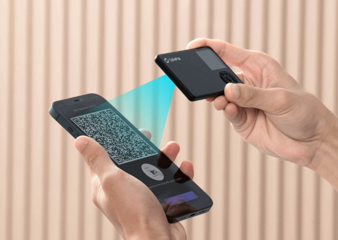 Die Hardware-Wallet ist mit einer Kamera ausgestattet und mit einem EAL 6+ Sicherheitselement geschützt. 