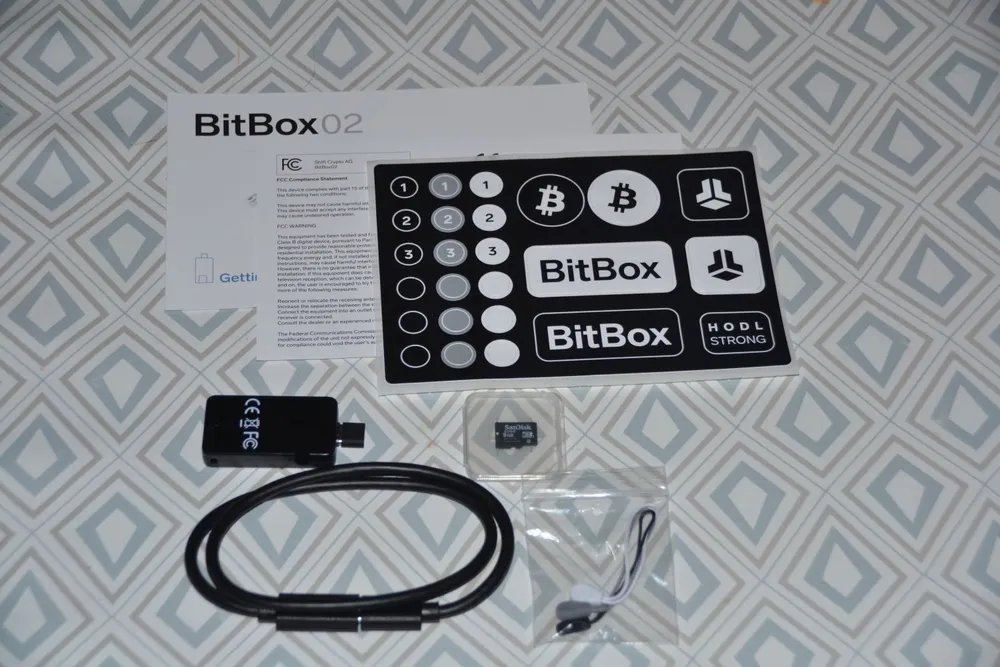 Der BitBox02 Lieferumfang enthält alle notwendigen Dinge zur Nutzung der Hardware Wallet. 